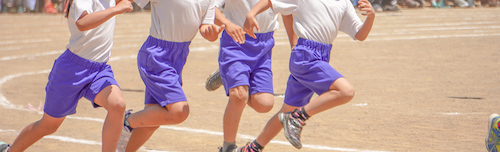 運動会で走る子供