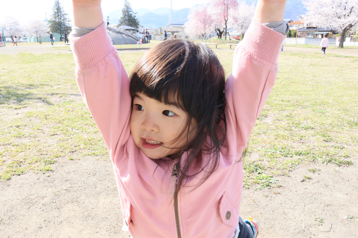 Canon EOS Kiss X10ダブルレンズキットで公園で遊ぶ子供を撮影
