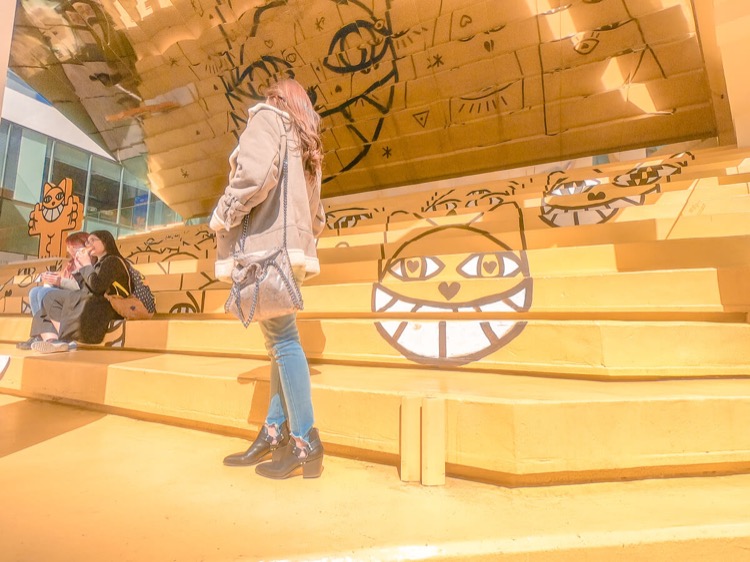 GoPro Hero7 初心者セット黄色い階段に猫の絵が可愛いです☆